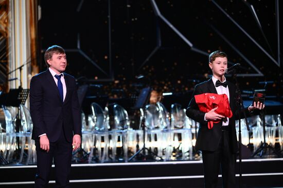 The International RUSSIA EXPO Exhibition and Forum. Knowledge: Prize education awards ceremony. Awarding the prize in the Young Educator of the Year category. Grigory Gurov, Chairman of the Board of the Movement of the First Russian public-state movement of children and youth, and Dmitry Vasetsky, China's Young Ambassador in the World, award winner. Location: Russia, Moscow. Author: Vladimir Astapkovich/Sputnik. RUSSIA EXPO. Knowledge: Prize education awards ceremony