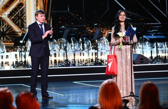 The International RUSSIA EXPO Exhibition and Forum. Knowledge: Prize education awards ceremony. Awarding the prize in the Choice of the First category For Overall Contribution to Education according to Children and Adolescents. Grigory Gurov, Chairman of the Board of the Movement of the First Russian public-state movement of children and youth. Ulyana Shabanova, author of the Nanny Ulya | Drawing School for Children project, video blogging teacher at the Movavi children's IT school in Novosibirsk, award winner. Location: Russia, Moscow. Author: Vladimir Astapkovich/Sputnik. RUSSIA EXPO. Knowledge: Prize education awards ceremony