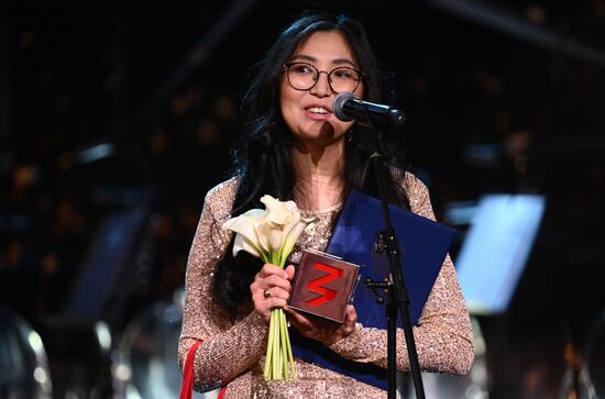 The International RUSSIA EXPO Exhibition and Forum. Knowledge: Prize education awards ceremony. Awarding the prize in the Choice of the First category For Overall Contribution to Education according to Children and Adolescents. Ulyana Shabanova, author of the Nanny Ulya | Drawing School for Children project, video blogging teacher at the Movavi children's IT school in Novosibirsk, award winner. Location: Russia, Moscow. Author: Vladimir Astapkovich/Sputnik. RUSSIA EXPO. Knowledge: Prize education awards ceremony