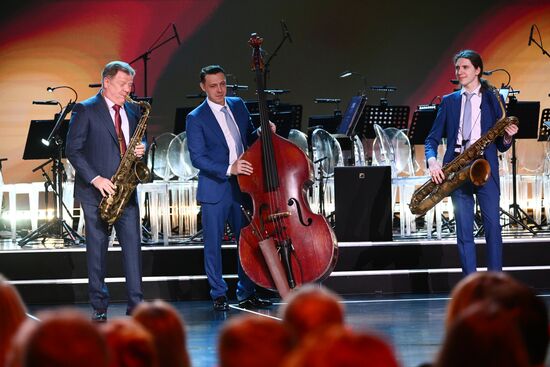 The International RUSSIA EXPO forum and exhibition. The Knowledge: Prize education awards ceremony. Jazz musician Igor Butman and his students perform on stage. Location: Russia, Moscow. Author: Vladimir Astapkovich/Sputnik. RUSSIA EXPO. Knowledge: Prize education awards ceremony