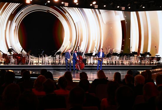 The International RUSSIA EXPO forum and exhibition. The Knowledge: Prize education awards ceremony. Jazz musician Igor Butman and his students perform on stage. Location: Russia, Moscow. Author: Vladimir Astapkovich/Sputnik. RUSSIA EXPO. Knowledge: Prize education awards ceremony