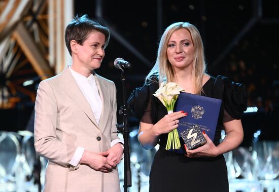 The International RUSSIA EXPO Exhibition and Forum. Knowledge: Prize education awards ceremony. Awarding the prize For Education Activities in Secondary Vocational Education System. Yelena Shmelyova, head of the Sirius educational center, Chair of the Council of the Sirius federal territory, and Irina Amosova, Deputy Director for Educational Work, Primary School Teacher at Secondary School No. 18 in Sochi, award winner. Location: Russia, Moscow. Author: Vladimir Astapkovich/Sputnik. RUSSIA EXPO. Knowledge: Prize education awards ceremony