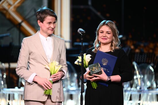 The International RUSSIA EXPO Exhibition and Forum. Knowledge: Prize education awards ceremony. Awarding the prize For Education Activities in Secondary Vocational Education System. Yelena Shmelyova, head of the Sirius educational center, Chair of the Council of the Sirius federal territory, and Valentina Zaugolnikova, Deputy Director for Educational and Methodological Work of the Novotroitsk Construction College, award winner. Location: Russia, Moscow. Author: Vladimir Astapkovich/Sputnik. RUSSIA EXPO. Knowledge: Prize education awards ceremony
