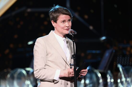 The International RUSSIA EXPO Exhibition and Forum. Knowledge: Prize education awards ceremony. Awarding the prize For Education Activities in Secondary Vocational Education System. Yelena Shmelyova, head of the Sirius educational center, Chair of the Council of the Sirius federal territory. Location: Russia, Moscow. Author: Vladimir Astapkovich/Sputnik. RUSSIA EXPO. Knowledge: Prize education awards ceremony