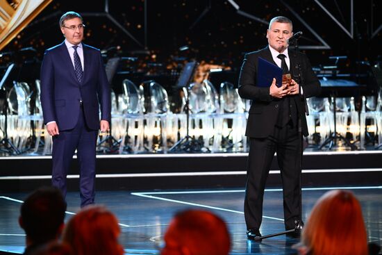 The International RUSSIA EXPO Exhibition and Forum. Knowledge: Prize education awards ceremony. Awarding the prize For Education Activities at University. From left: Valery Falkov, Minister of Science and Higher Education of the Russian Federation, and Edgar Kafarov, head of the department of the Kadyrov Chechen State University, Ph.D. in Medical Sciences, award winner. Location: Russia, Moscow. Author: Vladimir Astapkovich/Sputnik. RUSSIA EXPO. Knowledge: Prize education awards ceremony
