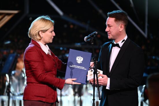 The International RUSSIA EXPO Exhibition and Forum. Knowledge: Prize education awards ceremony. Awarding the prize in the Contribution in Education in Culture and Arts category. From left: Olga Lyubimova, Minister of Culture of the Russian Federation; and Anton Shagin, actor of Mark Zakharov's Lenkom Moscow State Theater, award winner. Location: Russia, Moscow. Author: Vladimir Astapkovich/Sputnik. RUSSIA EXPO. Knowledge: Prize education awards ceremony