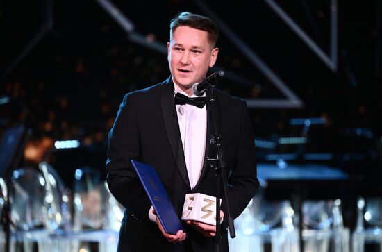 The International RUSSIA EXPO Exhibition and Forum. Knowledge: Prize education awards ceremony. Awarding the prize in the Contribution in Education in Culture and Arts category. Anton Shagin, actor of Mark Zakharov's Lenkom Moscow State Theater, award winner. Location: Russia, Moscow. Author: Vladimir Astapkovich/Sputnik. RUSSIA EXPO. Knowledge: Prize education awards ceremony