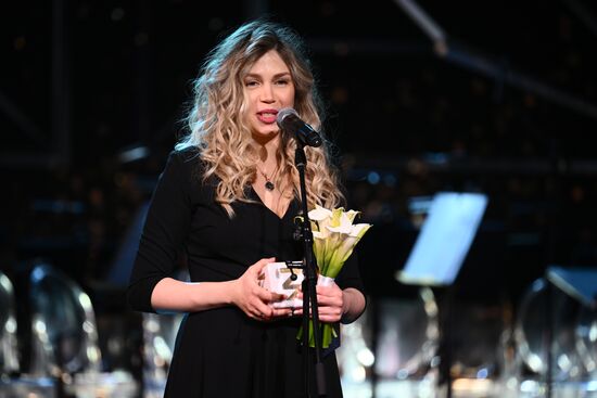 The International RUSSIA EXPO Exhibition and Forum. Knowledge: Prize education awards ceremony. Awarding the prize in the Contribution in Education in Culture and Arts category. Alexandra Abdulkerimova, editor-in-chief of video production of the Komsomolskaya Pravda media group, award winner. Location: Russia, Moscow. Author: Vladimir Astapkovich/Sputnik. RUSSIA EXPO. Knowledge: Prize education awards ceremony