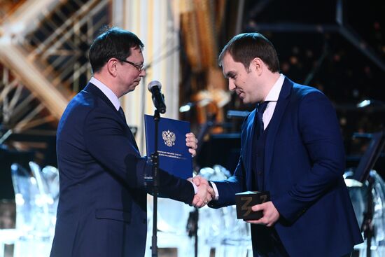 The International RUSSIA EXPO Exhibition and Forum. Knowledge: Prize education awards ceremony. Awarding the prize in the Contribution in Education in Economics, Business and Law category. From left: Nikita Anisimov, Rector of the Higher School of Economics, Chairman of the Moscow city branch of the Znaniye (Knowledge) Society, and Albert Pavlyuk, Associate Professor of the Department of Public Administration at MGIMO University of the Foreign Ministry, author of the You're Right! channel, award winner. Location: Russia, Moscow. Author: Vladimir Astapkovich/Sputnik. RUSSIA EXPO. Knowledge: Prize education awards ceremony