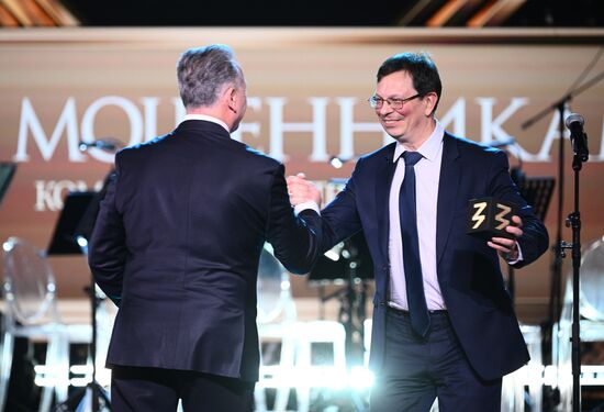 The International RUSSIA EXPO Exhibition and Forum. Knowledge: Prize education awards ceremony. Awarding the prize in the Contribution in Education in Economics, Business and Law category. From left: Nikita Anisimov, Rector of the Higher School of Economics, Chairman of the Moscow city branch of the Znaniye (Knowledge) Society, and Veniamin Kagadov, General Director of the Association for the Development of Financial Literacy, award winner. Location: Russia, Moscow. Author: Vladimir Astapkovich/Sputnik. RUSSIA EXPO. Knowledge: Prize education awards ceremony