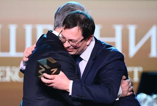 The International RUSSIA EXPO Exhibition and Forum. Knowledge: Prize education awards ceremony. Awarding the prize in the Contribution in Education in Economics, Business and Law category. From left: Nikita Anisimov, Rector of the Higher School of Economics, Chairman of the Moscow city branch of the Znaniye (Knowledge) Society, and Veniamin Kagadov, General Director of the Association for the Development of Financial Literacy, award winner. Location: Russia, Moscow. Author: Vladimir Astapkovich/Sputnik. RUSSIA EXPO. Knowledge: Prize education awards ceremony