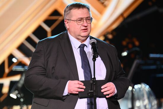 The International RUSSIA EXPO Exhibition and Forum. Knowledge: Prize education awards ceremony. Awarding the prize in the Contribution in Education in International Relations category. Deputy Prime Minister of Russia Alexei Overchuk. Location: Russia, Moscow. Author: Vladimir Astapkovich/Sputnik. RUSSIA EXPO. Knowledge: Prize education awards ceremony