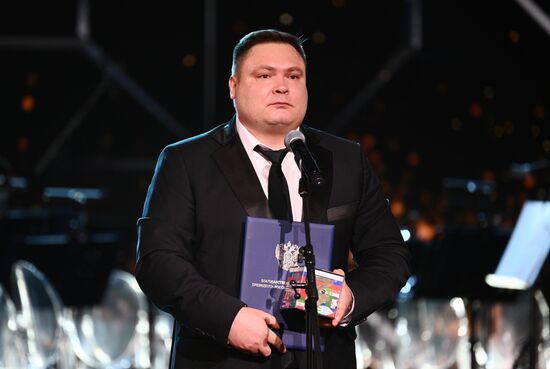 The International RUSSIA EXPO Exhibition and Forum. Knowledge: Prize education awards ceremony. Awarding the prize in the Contribution in Education in International Relations category. Vladimir Gudkov, director of Gagarin school with in-depth study of individual subjects in Dushanbe, award winner. Location: Russia, Moscow. Author: Vladimir Astapkovich/Sputnik. RUSSIA EXPO. Knowledge: Prize education awards ceremony