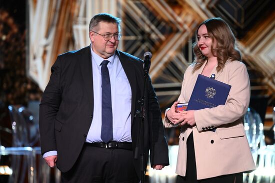 The International RUSSIA EXPO Exhibition and Forum. Knowledge: Prize education awards ceremony. Awarding the prize in the Contribution in Education in International Relations category. Alexei Overchuk, Deputy Prime Minister of Russia, and Valeria Marchenko, project manager of the directorate of international programs of the Volunteers of Victory Russian public movement, award winner. Location: Russia, Moscow. Author: Vladimir Astapkovich/Sputnik. RUSSIA EXPO. Knowledge: Prize education awards ceremony