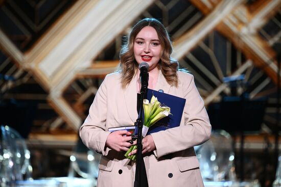 The International RUSSIA EXPO Exhibition and Forum. Knowledge: Prize education awards ceremony. Awarding the prize in the Contribution in Education in International Relations category. Valeria Marchenko, project manager of the directorate of international programs of the Volunteers of Victory Russian public movement, award winner. Location: Russia, Moscow. Author: Vladimir Astapkovich/Sputnik. RUSSIA EXPO. Knowledge: Prize education awards ceremony