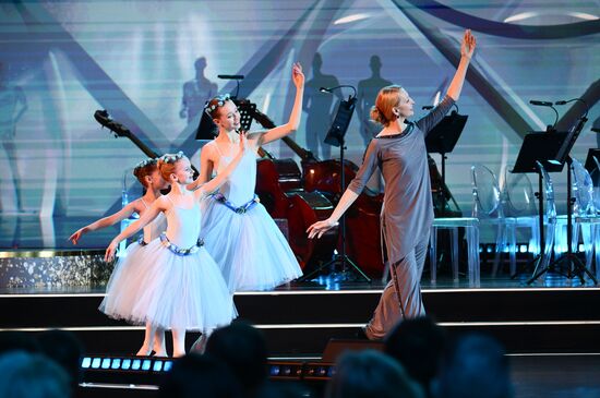 The International RUSSIA EXPO Exhibition and Forum. Knowledge: Prize education awards ceremony. Ilse Liela and her students. Location: Russia, Moscow. Author: Vladimir Astapkovich/Sputnik. RUSSIA EXPO. Knowledge: Prize education awards ceremony