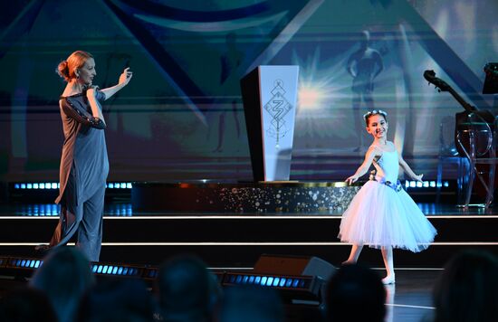 The International RUSSIA EXPO Exhibition and Forum. Knowledge: Prize education awards ceremony. Ilse Liela and her student. Location: Russia, Moscow. Author: Vladimir Astapkovich/Sputnik. RUSSIA EXPO. Knowledge: Prize education awards ceremony