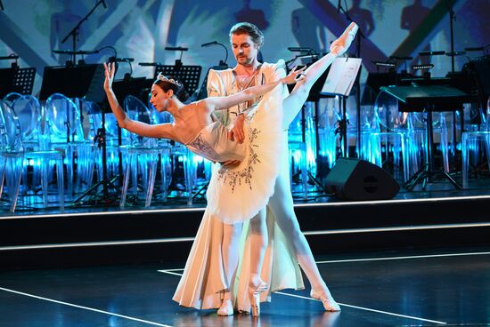 The International RUSSIA EXPO Exhibition and Forum. Knowledge: Prize education awards ceremony. Ani Turazashvili and Alexander Volchkov, soloists of the Bolshoi Theater ballet. Location: Russia, Moscow. Author: Vladimir Astapkovich/Sputnik. RUSSIA EXPO. Knowledge: Prize education awards ceremony