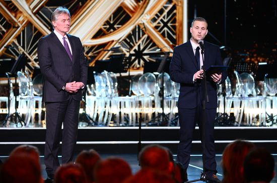 The International RUSSIA EXPO Exhibition and Forum. Knowledge: Prize education awards ceremony. Awarding the prize in the Foreign Educator of the Year category. From left: Dmitry Peskov, Deputy Head of the Presidential Administration of the Russian Federation - Press Secretary of the President of the Russian Federation, and Adrian Boke, war correspondent, journalist, award winner. Location: Russia, Moscow. Author: Vladimir Astapkovich/Sputnik. RUSSIA EXPO. Knowledge: Prize education awards ceremony