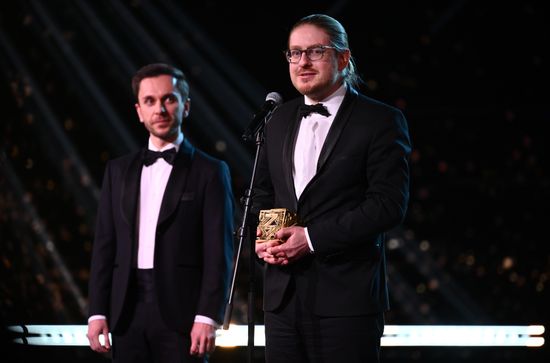 The International RUSSIA EXPO Exhibition and Forum. Knowledge: Prize education awards ceremony. Awarding the prize in the Education Company of the Year category. From left: Maxim Dreval, Director General of the Russian Znaniye (Knowledge) Society, and Konstantin Ruder, Deputy Director of the Communications Department at Rosatom State Corporation, prize winner. Location: Russia, Moscow. Author: Vladimir Astapkovich/Sputnik. RUSSIA EXPO. Knowledge: Prize education awards ceremony