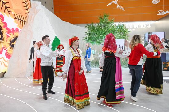 The International RUSSIA EXPO Forum and Exhibition. A traditional Belgorod wedding performed by a theater company. Location: Russia, Moscow. Author: Maksim Blinov/Sputnik. RUSSIA EXPO. Traditional Belgorod wedding