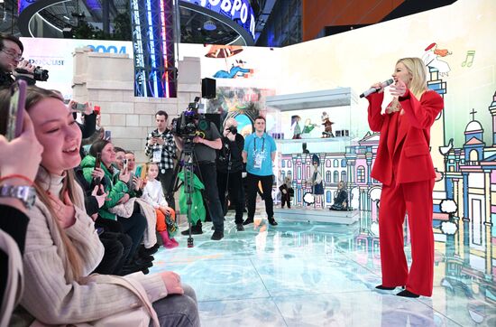 RUSSIA EXPO. Meet and greet with singer Yuliana Karaulova