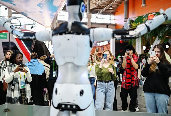 The International RUSSIA EXPO Forum and Exhibition. A tour for World Youth Festival participants. Location: Russia, Moscow. Author: Alexey Maishev/Sputnik. RUSSIA EXPO. Tour for World Youth Festival participants