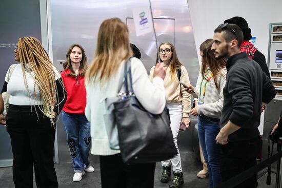 The International RUSSIA EXPO Forum and Exhibition. A tour for World Youth Festival participants. Location: Russia, Moscow. Author: Alexey Maishev/Sputnik. RUSSIA EXPO. Tour for World Youth Festival participants