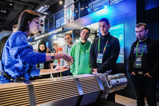 The International RUSSIA EXPO Forum and Exhibition. A tour for World Youth Festival participants. The Atom Pavilion. Location: Russia, Moscow. Author: Grigory Sysoev/Sputnik. RUSSIA EXPO. Tour for World Youth Festival participants