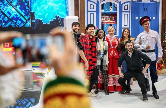 The International RUSSIA EXPO Forum and Exhibition. A tour for World Youth Festival participants. Location: Russia, Moscow. Author: Alexey Maishev/Sputnik. RUSSIA EXPO. Tour for World Youth Festival participants