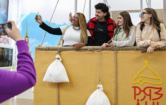 The International RUSSIA EXPO Forum and Exhibition. A tour for World Youth Festival participants. The stand of the Ryazan Region. Location: Russia, Moscow. Author: Alexey Maishev/Sputnik. RUSSIA EXPO. Tour for World Youth Festival participants