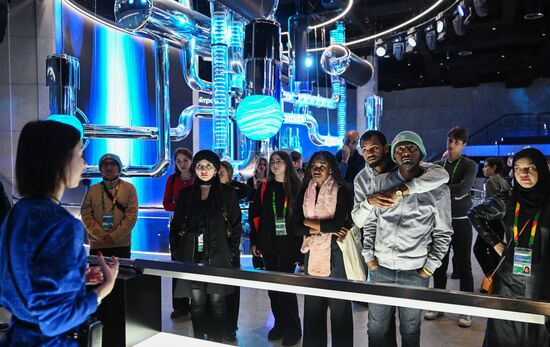 The International RUSSIA EXPO Forum and Exhibition. A tour for World Youth Festival participants. The Atom Pavilion. Location: Russia, Moscow. Author: Grigory Sysoev/Sputnik. RUSSIA EXPO. Tour for World Youth Festival participants