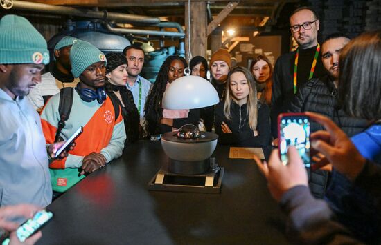 The International RUSSIA EXPO Forum and Exhibition. A tour for World Youth Festival participants. The Atom Pavilion. Location: Russia, Moscow. Author: Grigory Sysoev/Sputnik. RUSSIA EXPO. Tour for World Youth Festival participants