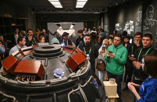 The International RUSSIA EXPO Forum and Exhibition. A tour for World Youth Festival participants. The Atom Pavilion. Location: Russia, Moscow. Author: Grigory Sysoev/Sputnik. RUSSIA EXPO. Tour for World Youth Festival participants