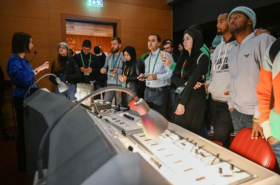 The International RUSSIA EXPO Forum and Exhibition. A tour for World Youth Festival participants. The Atom Pavilion. Location: Russia, Moscow. Author: Grigory Sysoev/Sputnik. RUSSIA EXPO. Tour for World Youth Festival participants