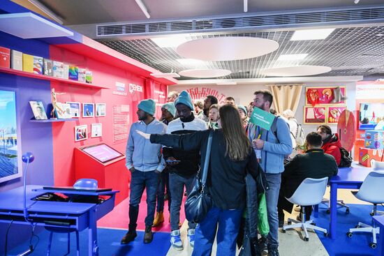 The International RUSSIA EXPO Forum and Exhibition. A tour for World Youth Festival participants. Location: Russia, Moscow. Author: Grigory Sysoev/Sputnik. RUSSIA EXPO. Tour for World Youth Festival participants