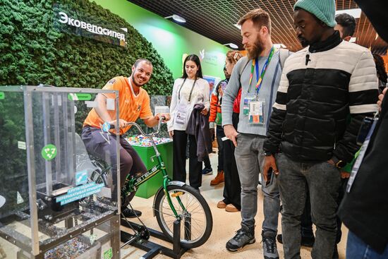 The International RUSSIA EXPO Forum and Exhibition. A tour for World Youth Festival participants. The pavilion of the Federal Agency for Youth Affairs. Location: Russia, Moscow. Author: Grigory Sysoev/Sputnik. RUSSIA EXPO. Tour for World Youth Festival participants