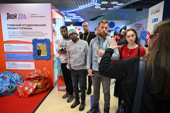 The International RUSSIA EXPO Forum and Exhibition. A tour for World Youth Festival participants. Location: Russia, Moscow. Author: Grigory Sysoev/Sputnik. RUSSIA EXPO. Tour for World Youth Festival participants