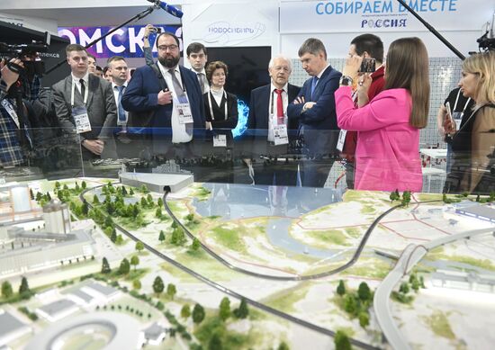RUSSIA EXPO. Maxim Reshetnikov, Maksut Shadayev tour Russian regions' stands