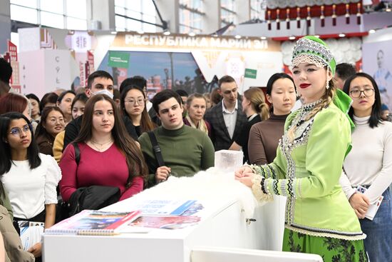 RUSSIA EXPO. A tour with Knowledge
