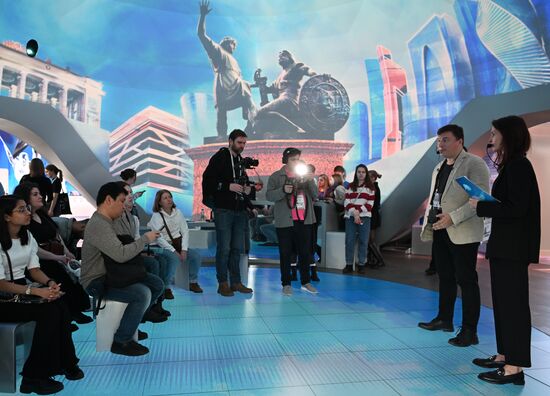 RUSSIA EXPO. A tour with Knowledge