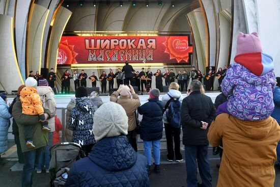 The International RUSSIA EXPO Exhibition and Forum. Broad Maslenitsa theatrical concert, main outdoors stage. Location: Russia, Moscow. Author: Mikhail Voskresenskiy/Sputnik. RUSSIA EXPO. Maslenitsa Week
