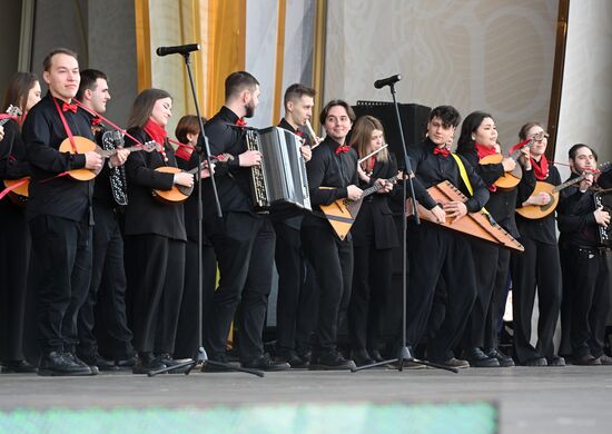 The International RUSSIA EXPO Exhibition and Forum. Broad Maslenitsa theatrical concert, main outdoors stage. Location: Russia, Moscow. Author: Mikhail Voskresenskiy/Sputnik. RUSSIA EXPO. Maslenitsa Week