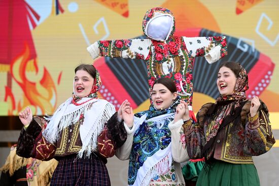 The International RUSSIA EXPO Exhibition and Forum. Broad Maslenitsa theatrical concert, main outdoors stage. Location: Russia, Moscow. Author: Mikhail Voskresenskiy/Sputnik. RUSSIA EXPO. Maslenitsa Week