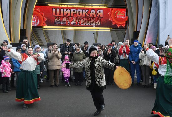The International RUSSIA EXPO Exhibition and Forum. Broad Maslenitsa theatrical concert, main outdoors stage. Location: Russia, Moscow. Author: Mikhail Voskresenskiy/Sputnik. RUSSIA EXPO. Maslenitsa Week
