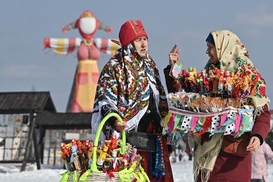 Russia Maslenitsa Celebration Etnomir