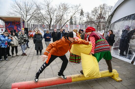 The International RUSSIA EXPO Exhibition and Forum. Pillow fight. Location: Russia, Moscow. Author: Vladimir Astapkovich/Sputnik. RUSSIA EXPO. Maslenitsa Week