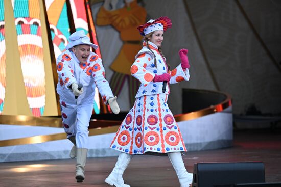 Russia International Exhibition and Forum. A concert on the Main Street Stage. Location: Russia, Moscow. Author: Alexey Maishev/Sputnik. RUSSIA EXPO. Maslenitsa Week
