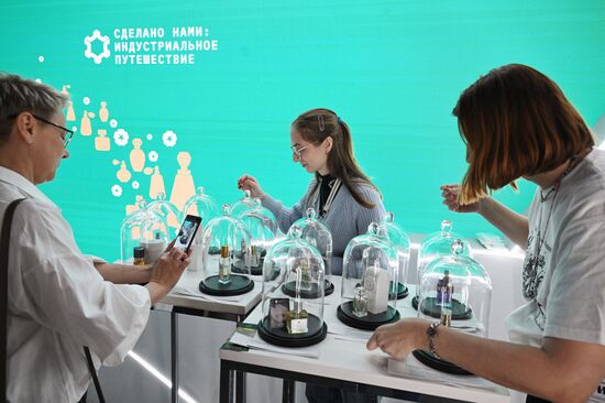 RUSSIA EXPO. Perfume bar from I Create school of perfumery and lecture by Russian Museum of Perfumery