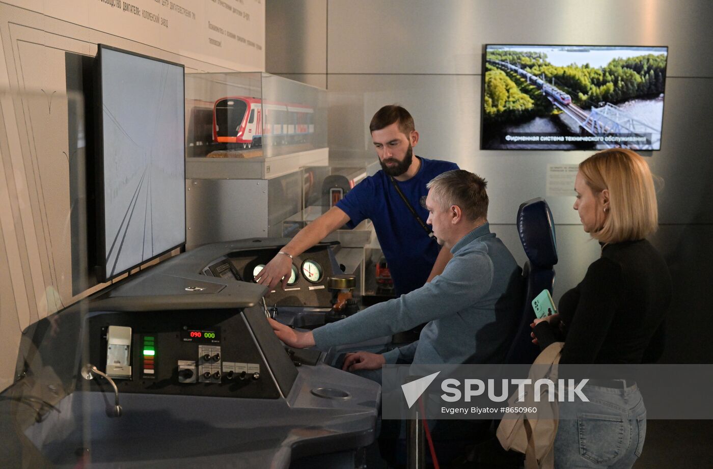 Russia EXPO. Delegation of young scientists and postgraduate students from Belarusian universities visits exhibition during first stage of 13th Forum of Union State's Engineering and Technological Universities